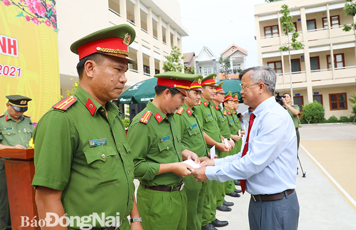 Chủ tịch UBND tỉnh Cao Tiến Dũng khen thưởng cho lực lượng công an tham gia phá án