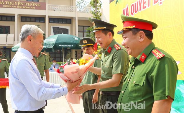 Bí thư Tỉnh ủy Nguyễn Phú Cường chúc mừng lãnh đạo Công an tỉnh. Ảnh: Huy Anh