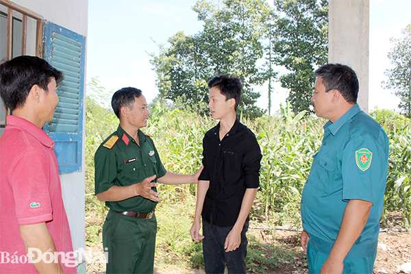 Đại diện Hội đồng Nghĩa vụ quân sự H.Xuân Lộc động viên thanh niên dân tộc xã Xuân Phú tình nguyện nhập ngũ năm 2021