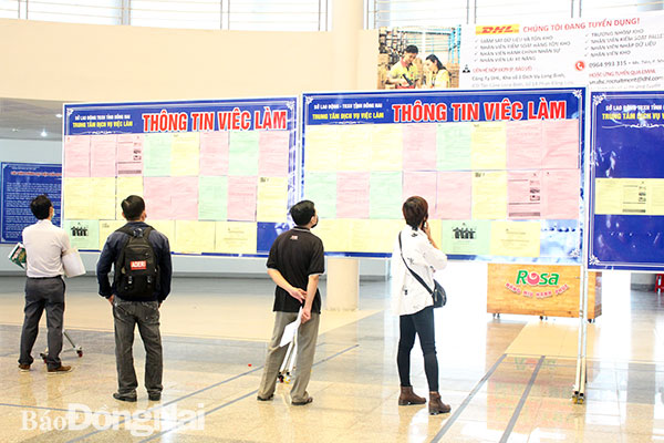 Công nhân tìm hiểu thông tin việc làm tại Trung tâm Dịch vụ việc làm tỉnh