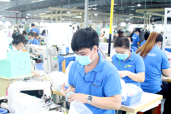 Người lao động phấn khởi trở lại làm việc sau nghỉ Tết