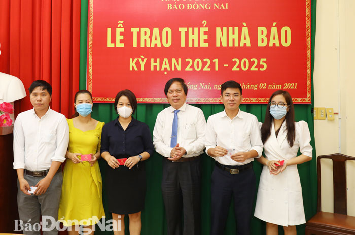 Giám đốc Sở TT-TT Lê Hoàng Ngọc trao thẻ nhà báo niên hạn 2021-2025 cho các phóng viên báo Đồng Nai