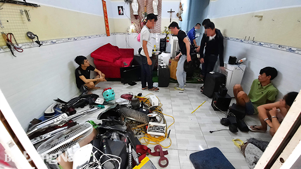 Khám xét nơi ở của các đối tượng, Công an huyện Trảng Bom đã thu giữ rất nhiều tài sản