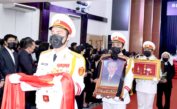 Đội Nghi lễ Quân đội rước di ảnh đồng chí Trương Vĩnh Trọng. Ảnh: TTXVN