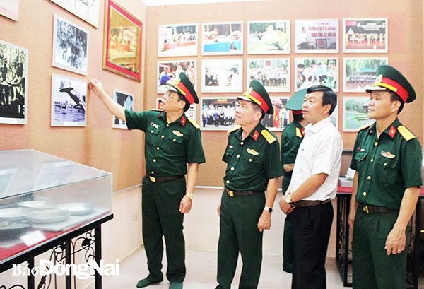 Lãnh đạo Viện Lịch sử quân sự Việt Nam, Bộ Chỉ huy quân sự tỉnh và Khu Bảo tồn thiên nhiên - văn hóa Đồng Nai thăm nhà truyền thống Chiến khu Đ. Ảnh: N.Hà
