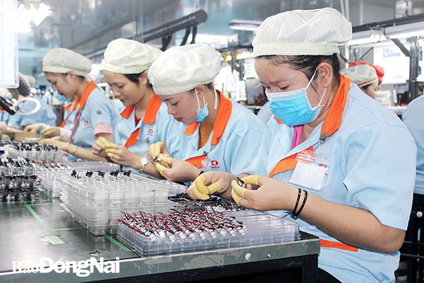 Sản xuất linh kiện điện tử xuất khẩu tại một doanh nghiệp tại Khu công nghiệp Nhơn Trạch 3. Ảnh: Công Nghĩa