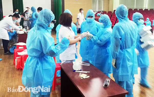 Nhân viên Bệnh viện đa khoa Thống Nhất tập huấn công tác lấy mẫu xét nghiệm Sars-CoV-2