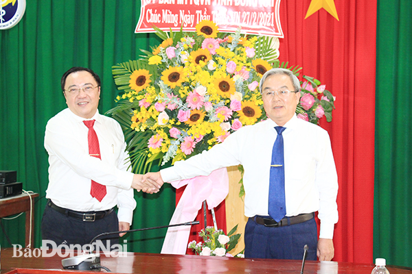 Lãnh đạo Ủy ban MTTQ Việt Nam tỉnh chúc mừng lãnh đạo Sở Y tế nhân kỷ niệm Ngày Thầy thuốc Việt Nam.