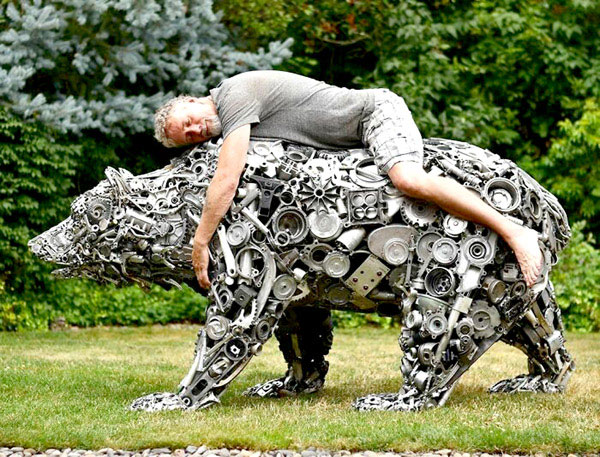 Ông Brian Mock và tác phẩm điêu khắc từ phế liệu kim loại Gấu xám California