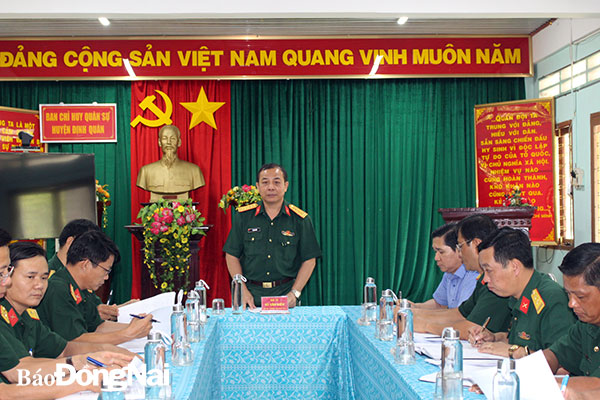 Đại tá Vũ Văn Điền phát biểu trong buổi kiểm tra tại Hội đồng NVQS H.Định Quán. Ảnh: Nguyệt Hà