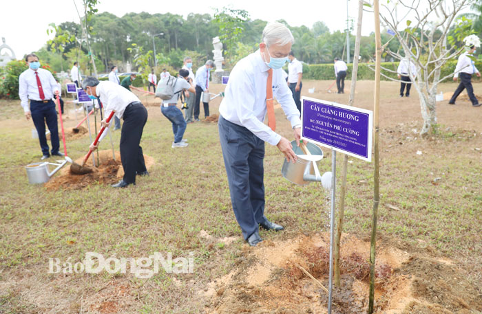 Các đồng chí lãnh đạo tỉnh trồng cây lưu niệm tại Trung tâm Sinh thái Văn hóa lịch sử Chiến khu Đ (khu vực Bà Hào).