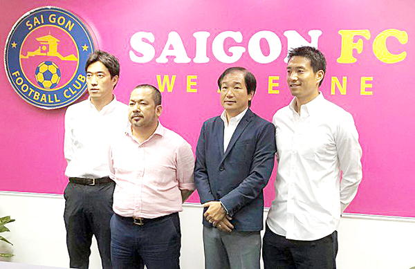 “Bầu” Bình (thứ 2 từ trái sang) và các “cánh tay” Nhật Bản. Hiện CLB Sài Gòn có 7 nhân vật đến từ J.League: 3 chuyên gia quản lý, đào tạo; 3 cầu thủ và 1 chuyên gia vật lý trị liệu