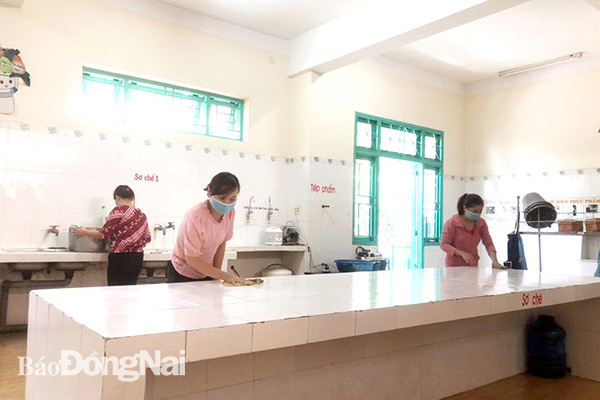 Giáo viên Trường mầm non Xuân Mỹ (H.Cẩm Mỹ) vệ sinh bếp ăn chuẩn bị cho ngày trẻ mầm non trở lại trường