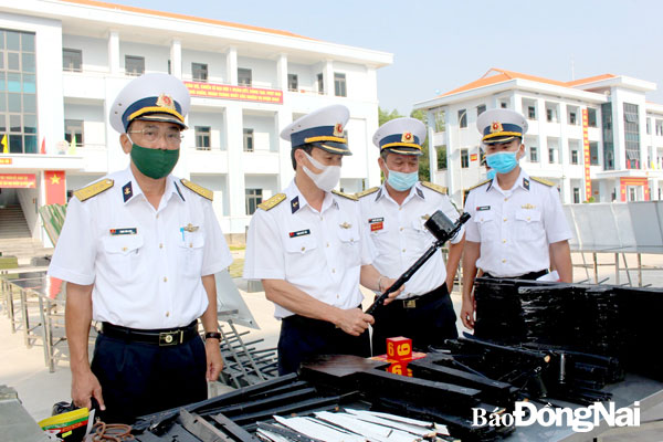 Đại tá Phạm Quyết Tiến, Phó tư lệnh Vùng 2 Hải quân (thứ 2 từ trái qua) kiểm tra mô hình học cụ huấn luyện tại Trung tâm Huấn luyện Vùng 2 Hải quân. Ảnh: Nguyệt Hà