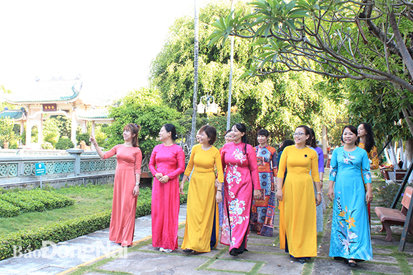 Cán bộ Hội LHPN tỉnh chụp hình áo dài để đăng lên facebook hưởng ứng Tuần lễ áo dài Việt Nam