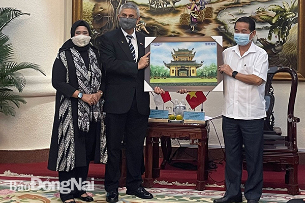 Phó chủ tịch UBND tỉnh Thái Bảo tặng quà cho ông Hanif Salim, Tổng lãnh sự Indonesia tại TP.HCM.