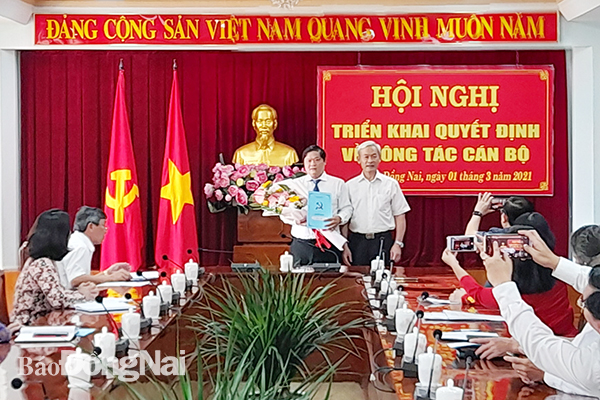 Đồng chí Bí thư Tỉnh ủy Nguyễn Phú Cường, chúc mừng đồng chí Lê Triết Như Vũ, nhận quyết định về công tác cán bộ, chiều 1-3.