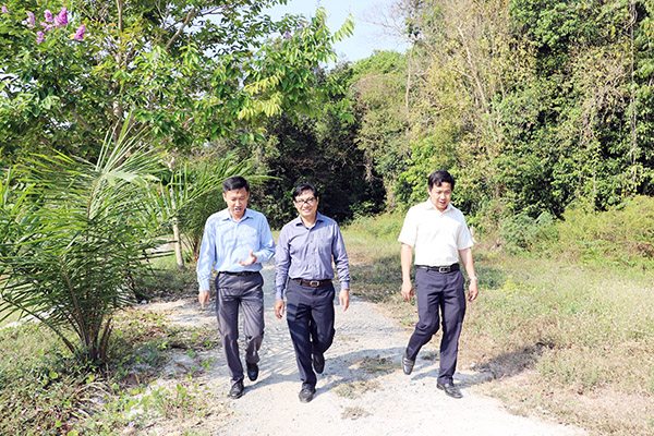 Phó chủ tịch HĐND tỉnh Nguyễn Sơn Hùng (giữa) cùng đoàn giám sát tại Khu du lịch Thác Mai. Ảnh: H.GIANG