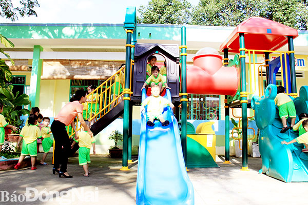 Giáo viên Trường mầm non Suối Cát (H.Xuân Lộc) quản lý trẻ trong giờ vui chơi ngoài trời. Ảnh: C.Nghĩa