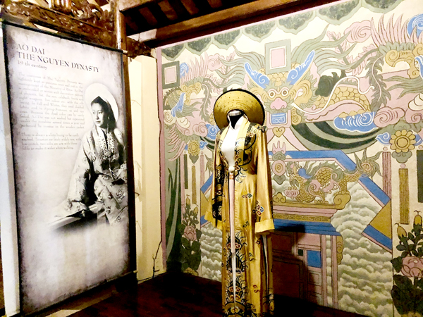 Chiếc áo dài thời nhà Nguyễn được trưng bày tại bảo tàng