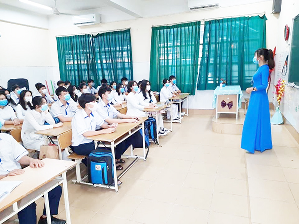 Theo Nghị quyết của Chính phủ về mua và sử dụng vaccine phòng Covid-19, giáo viên thuộc đối tượng ưu tiên tiêm vaccine. Trong ảnh: Giáo viên Trường TH-THCS-THPT Đinh Tiên Hoàng (TP.Biên Hòa) giảng bài cho học sinh. Ảnh: Công Nghĩa