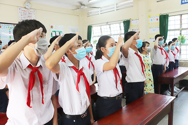 Giáo viên, học sinh Trường THCS Trảng Dài (TP.Biên Hòa) trong tiết chào cờ tại lớp