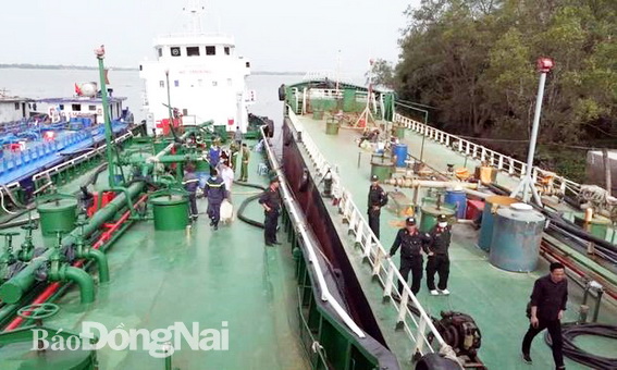 Hai tàu chở dầu bị thu giữ trước đó