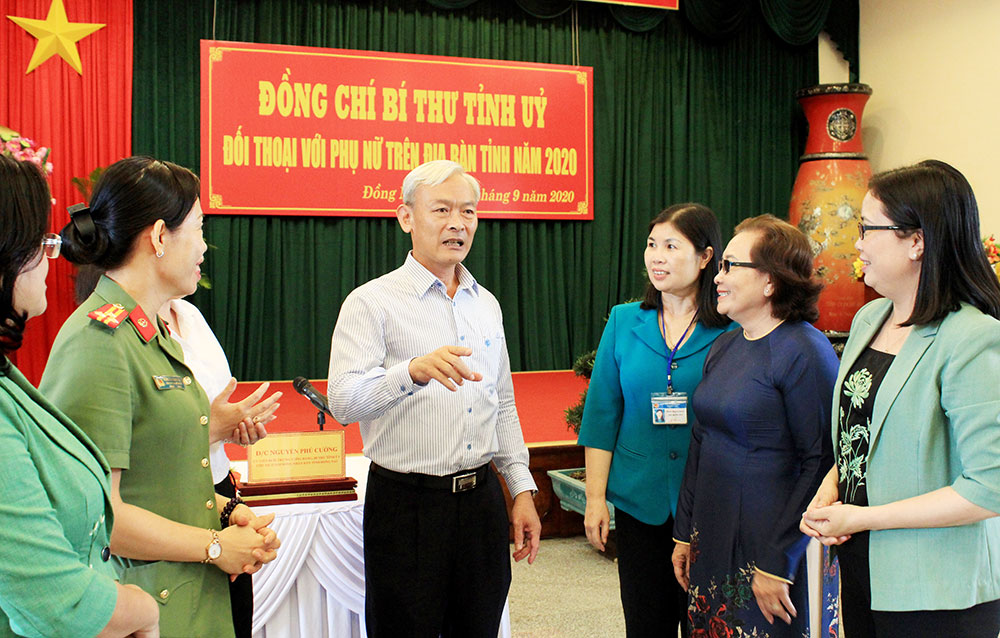 Đồng chí Nguyễn Phú Cường, Ủy viên Trung ương Đảng, Bí thư Tỉnh ủy, Chủ tịch HĐND tỉnh trò chuyện với các cán bộ nữ của tỉnh tại buổi đối thoại giữa Bí thư Tỉnh ủy với phụ nữ diễn ra vào năm 2020, Ảnh: NGA SƠN
