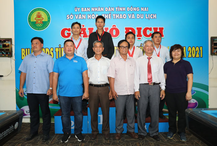 Các đại biểu, ban tổ chức chụp hình lưu niệm với các tay cơ giành thứ hạng cao nội dung carom 3 băng