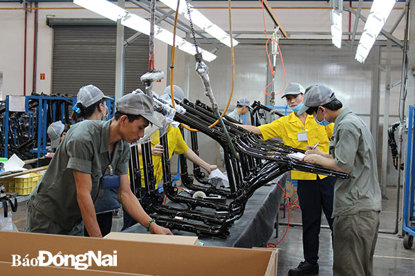 Công nhân Công ty CP Công nghiệp chính xác VPIC trong giờ làm việc