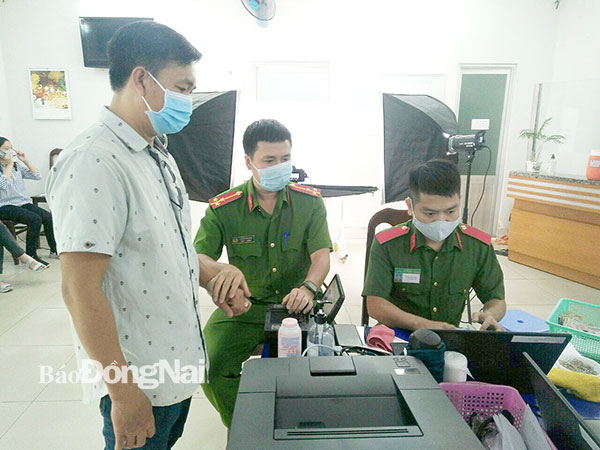 Người dân đến làm thẻ căn cước công dân tại Bộ phận tiếp nhận và trả kết quả UBND TP.Biên Hòa. 