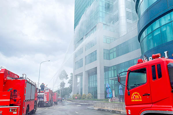 Ban Chỉ đạo phòng cháy, chữa cháy và cứu nạn, cứu hộ tỉnh tổ chức diễn tập chữa cháy phối hợp nhiều lực lượng tại tòa nhà Sonadezi (P.An Bình, TP.Biên Hòa) ngày 24-9-2020. Ảnh: 