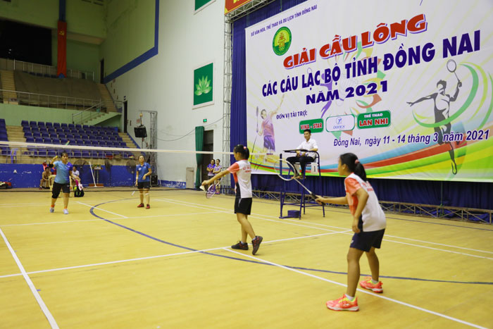 Các VĐV thi đấu nội dung đôi nữ nhóm 30 tuổi trở xuống trong tối đầu tiên 12-3.