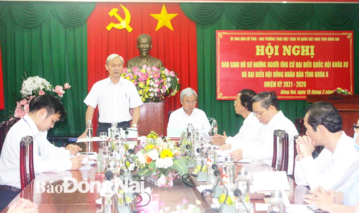 Đồng chí Nguyễn Phú Cường, Ủy viên Trung ương Đảng, Bí thư Tỉnh ủy, Chủ tịch HĐND tỉnh, Chủ tịch Ủy ban bầu cử tỉnh phát biểu tại hội nghị