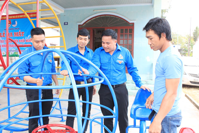 Cán bộ, đoàn viên thanh niên xã Phú Thạnh (H.Nhơn Trạch) sơn các thiết bị đồ chơi cho các em thiếu nhi Ảnh: N.SƠN