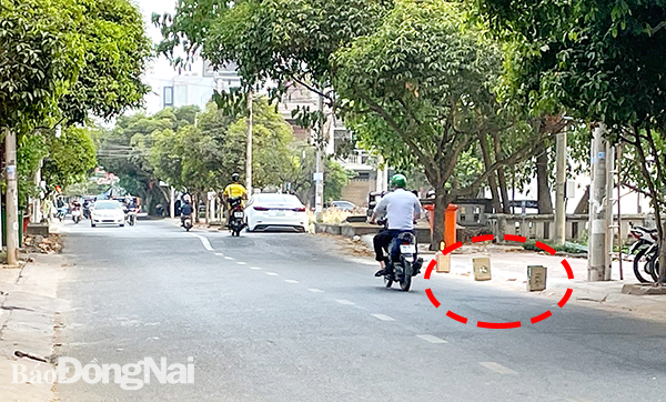 Dùng vật dụng ngăn xe ô tô dừng, đậu là hành vi trái luật