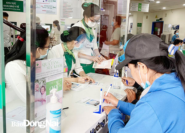 Từ ngày 1-4 sẽ triển khai cấp thẻ bảo hiểm y tế mẫu mới. Trong ảnh: Người dân đăng ký khám bệnh có thẻ bảo hiểm y tế tại Bệnh viện Hoàn Mỹ Ito Đồng Nai. Ảnh: K.Liễu