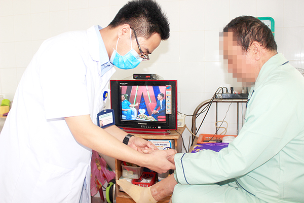 BS Phạm Văn Thao thăm khám cho bệnh nhân