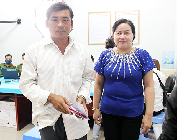 Vợ chồng anh Đặng Thành Tân (ngụ P.Hóa An) cho biết, lực lượng công an về phường làm căn cước công dân rất thuận tiện cho người dân vì không phải nghỉ làm, không ảnh hưởng đến thu nhập