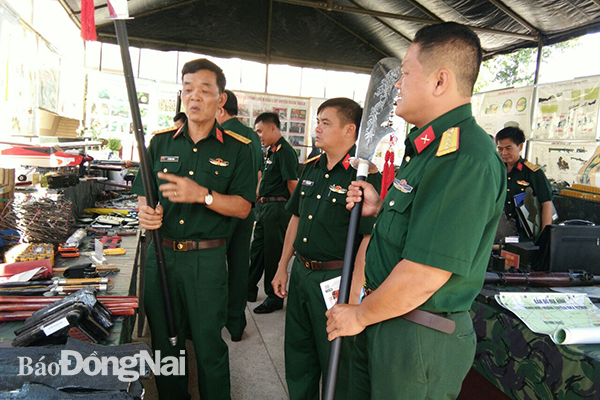 Đại tá Lê Minh Dung kiểm tra mô hình học cụ tại Ban CHQS H.Nhơn Trạch