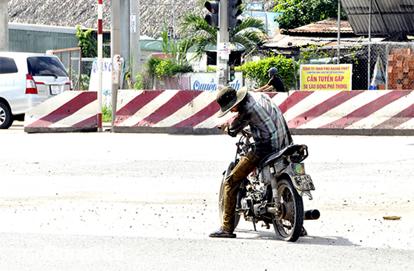 Việc xe máy cũ nát lưu thông trên đường tiềm ẩn nhiều nguy cơ tai nạn giao thông và ô nhiễm môi trường. Trong ảnh: Một người điều khiển chiếc xe máy cũ nát chạy trên đường Võ Nguyên Giáp (P.Phước Tân, TP.Biên Hòa)