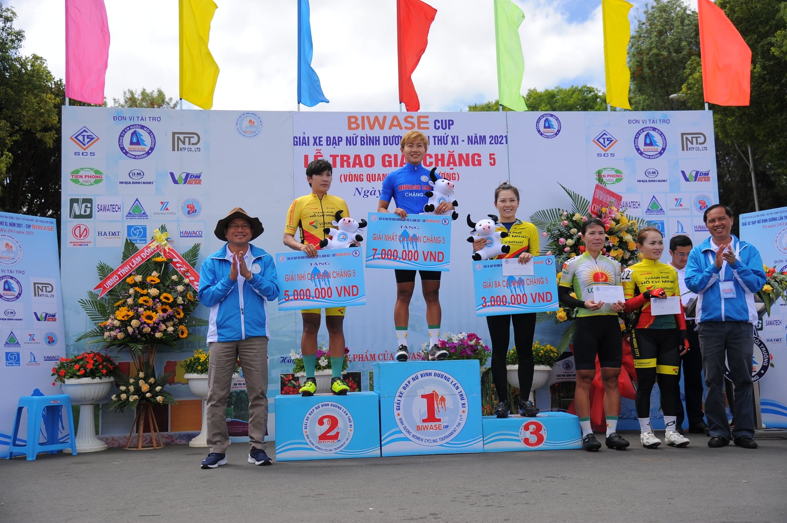 Ban tổ chức trao giải cho các tay đua giành thứ hạng cao chặng 5
