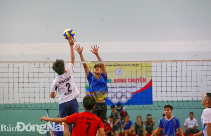 Pha tấn công của đội Trường THPT Nam Hà (áo trắng) trước đội Trường THPT Thực hành Sư phạm