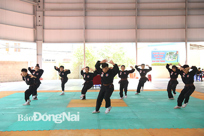 Các VĐV biểu diễn bài căn bản công pháp số 2