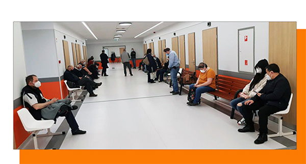 Chờ đợi tiêm chủng ngừa Covid-19 tại Bệnh viện Bajczy (Q.10, Budapest, Hungary). Ảnh: Hoàng Linh