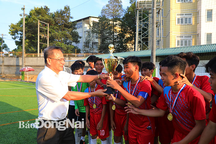 Phó giám đốc Sở GD-ĐT Võ Ngọc Thạch trao cúp vô địch cho đội nam THCS TP, Biên Hòa