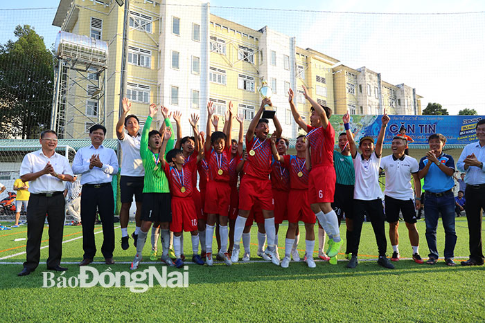 Đội nam THCS TP. Biên Hòa vui mừng nhận cúp vô địch 