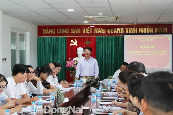 Trưởng Ban Dân tộc tỉnh Nguyễn Văn Khang phát biểu tại hội nghị