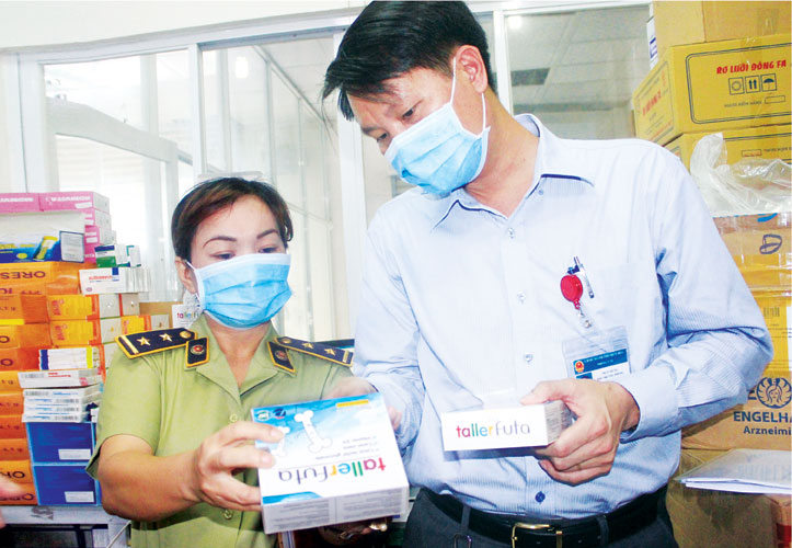 Cơ quan chức năng kiểm tra đột xuất tại một phòng khám đa khoa tư nhân trên địa bàn tỉnh Ảnh: BẢO LỘC