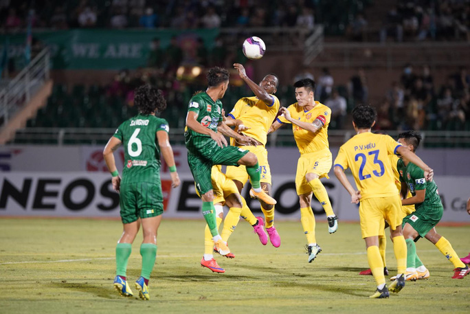 Sài Gòn FC (áo xanh) thể hiện lối chơi kém cỏi khi tiếp đón CLB Nam Định
